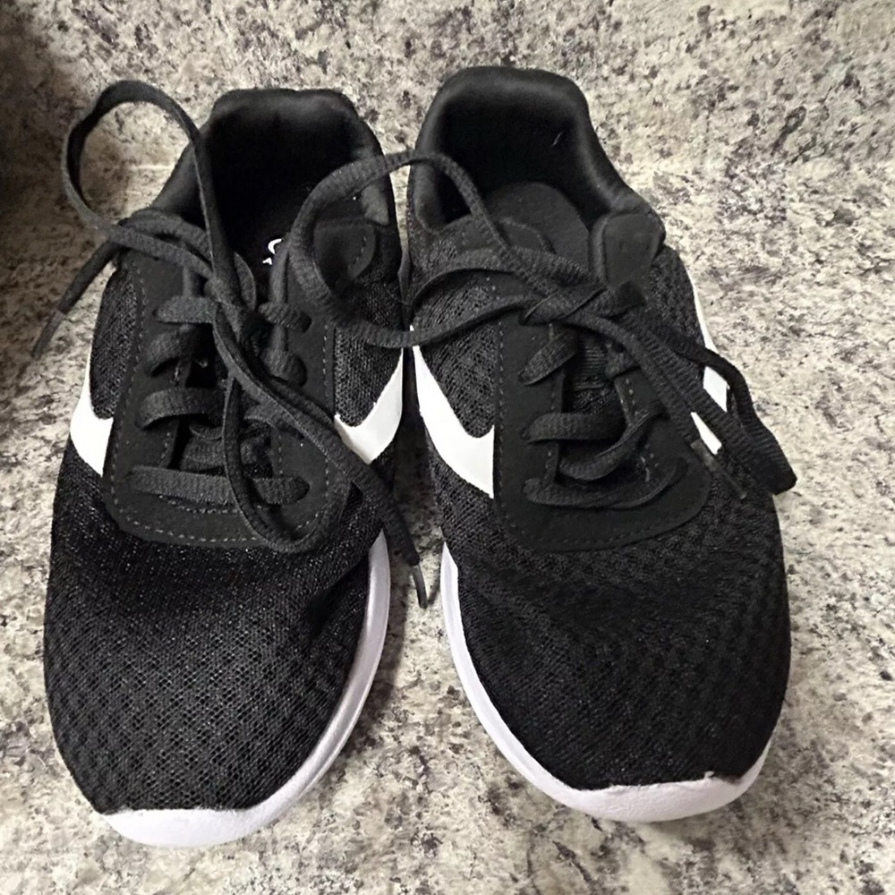 Nike Renew boys sneakers with shoe strings size 3, like new